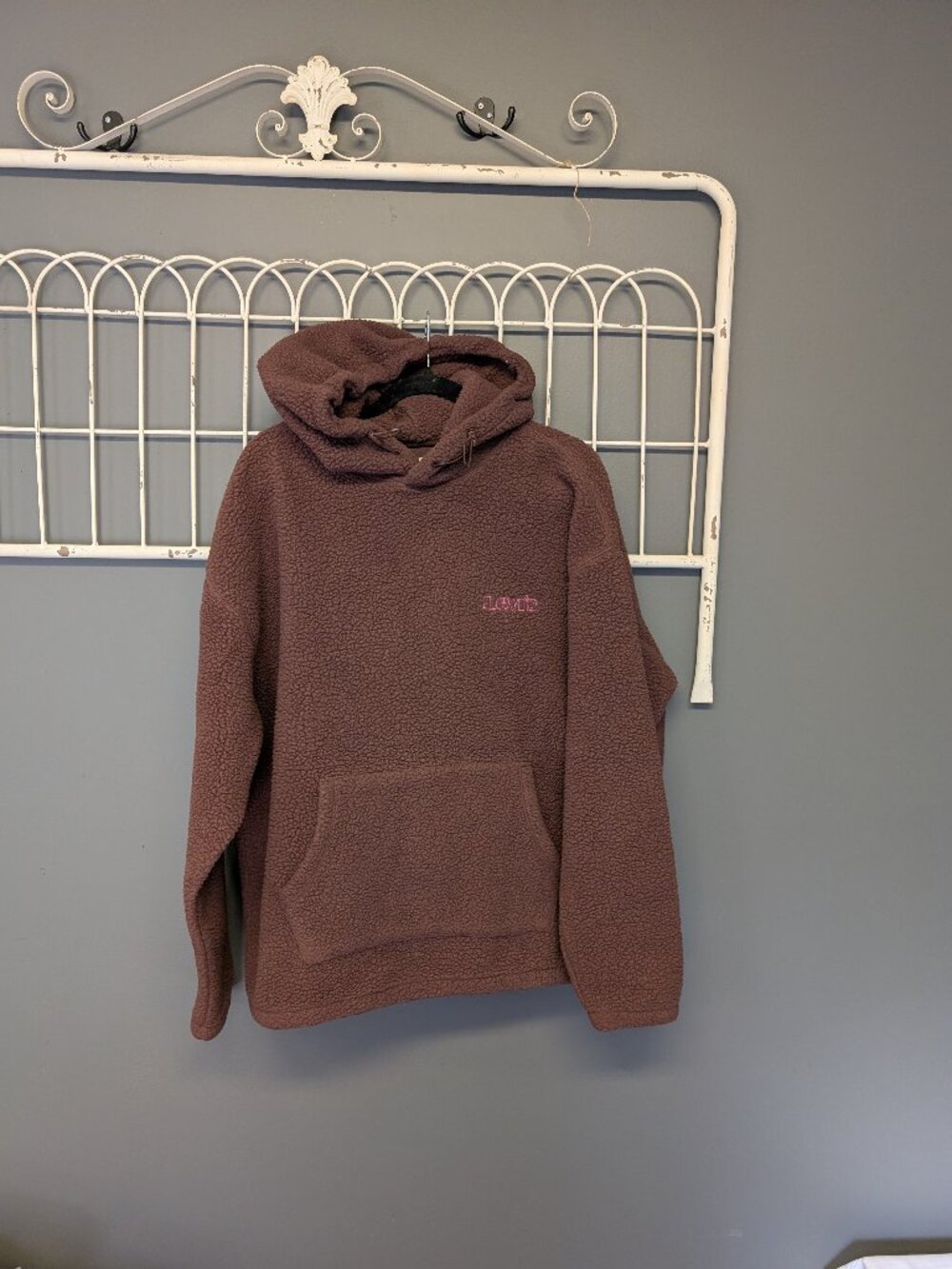 Size L Relaxed Levi's Fleece Hoodie with Pink Writing